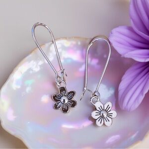 Silver Flower Earrings – Dainty Floral Charm, New
